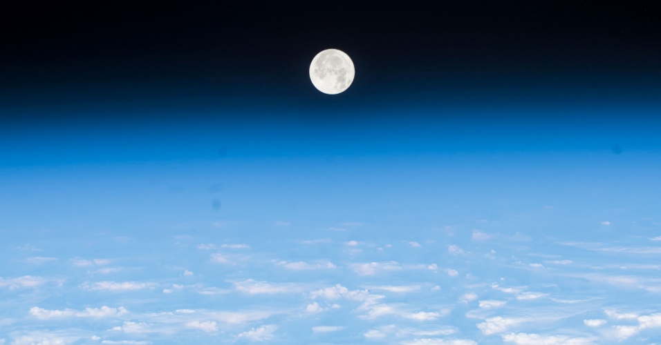 lua-vista-do-espaco---o-astronomo-paolo-nespoli-publicou-em-sua-pagina-no-flickr-uma-foto-da-lua-tirada-direto-da-estacao-espacial-internacional-1513362251218_956x500