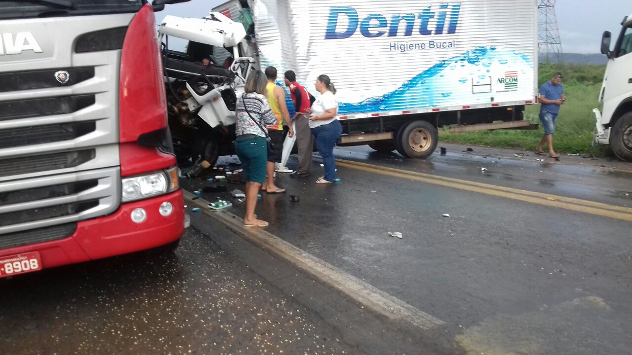 Caminhão baú foi tocado no fundo por carreta e invadiu a pista contrária