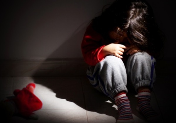 crianca-menina-garota-bullying-chorando-abuso-infantil-1504203117174_615x300