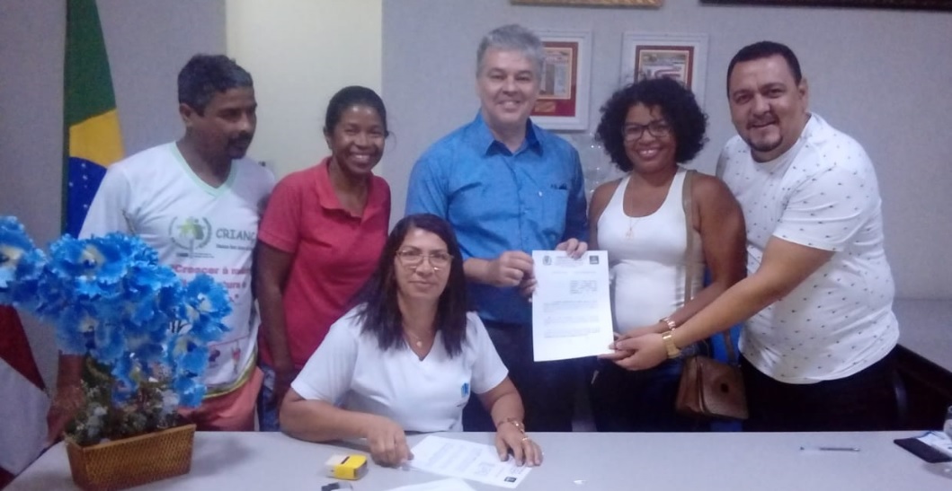 Miguel Leles (D) recebe projeto de lei que concede incentivos aos ACS e ACE de Bom Jesus da Lapa