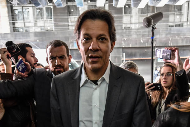 Fernando Haddad presumed to be former President Luiz Inacio Lula da Silva's replacement candidate in the presidential elections arrives to take part in an extraordinary meeting of the National Directorate of the Workers Party (PT) in downtown Curitiba, southern Brazil on September 11, 2018. - The PT has until 7:00 pm (2200 GMT) to name a substitute candidate to include on the ballot paper for the October 7 first round of voting, or risk missing out altogether. Fernando Haddad is presumed to be former President Luiz Inacio Lula da Silva's replacement candidate. (Photo by NELSON ALMEIDA / AFP)