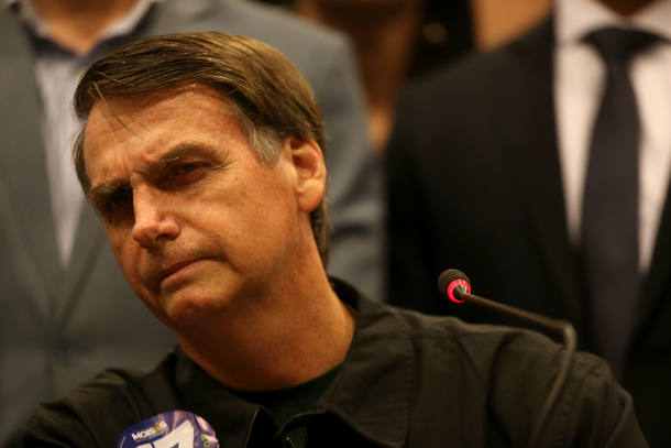 WJBOLSONARO110 - RIO DE JANEIRO - RJ - 11/10/2018 - BOLSONARO / REUNIAO / PSL - POLÍTICA OE -  O candidato a Presidencia da Republica  Jair Bolsonaro (PSL) reuniu na tarde desta quinta-feira, 11, os 52 deputados federais e quatro senadores eleitos pelo PSL e parlamentares que demonstraram apoio a sua candidatura. O encontro foi realizado no hotel Windsor da Barra da Tijuca, zona oeste do Rio, e organizado pelo deputado Onyx Lorenzoni (DEM-RS), principal articulista da campanha e cotado para a Casa Civil em um governo Bolsonaro, tera como objetivo formular estrategias de campanha. A ideia e tambem mostrar o tamanho de Bolsonaro no novo parlamento. Na foto o candidato Jair Bolsonaro durante entrevista coletiva.  Foto: WILTON JUNIOR/ESTADAO