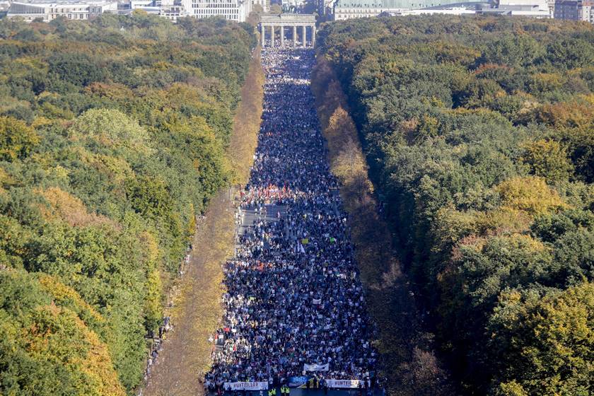 DEU - ALEMANHA/PROTESTO - INTERNACIONAL - Milhares de pessoas protestam contra a xenofobia, o racismo e as desigualdades sociais neste sábado, 13, no centro de Berlim, na Alemanha. Brasileiros que vivem em Berlim participaram do ato. A manifestação reúne o apoio de várias organizações cívicas, sindicatos e a organização Anistia Internacional (AI). 13/10/2018 - Foto: MARKUS SCHREIBER/ASSOCIATED PRESS/ESTADÃO CONTEÚDO