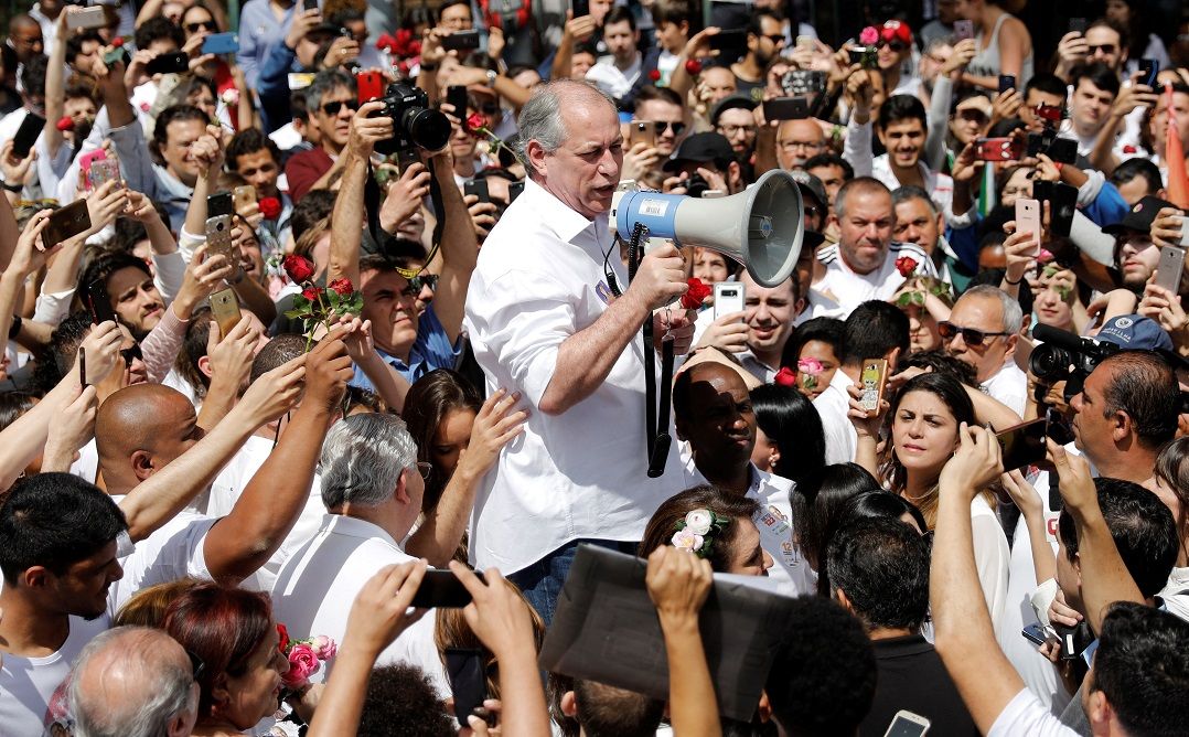 Ciro Gomes (PDT) discursa em um megafone para apoiadores