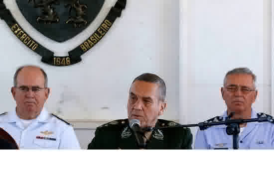 Brasília - DF, 11/05/2017 POLITICA Presidente Michel Temer na cerimônia de Imposição da Medalha Militar de Platina com passador de Platina e assinatura do Decreto de Criação do Comitê para Revitalização do Parque Nacional dos Guararapes - Presentes o . General-de-Exército Eduardo Villas Bôas, Comandante do Exército, Comandante da Marinha, Almirante de Esquadra EDUARDO BACELLAR LEAL FERREIRA, Comandante da Aeronáutica Tenente-Brigadeiro do Ar NIVALDO LUIZ ROSSATO, o ministro da Defesa Raul Jungmann, ministro da Cultura Roberto Freire, o ministro do Gabinete de Segurança Institucional, Sergio Westphalen Etchegoyen Foto: Marcos Corrêa/PR