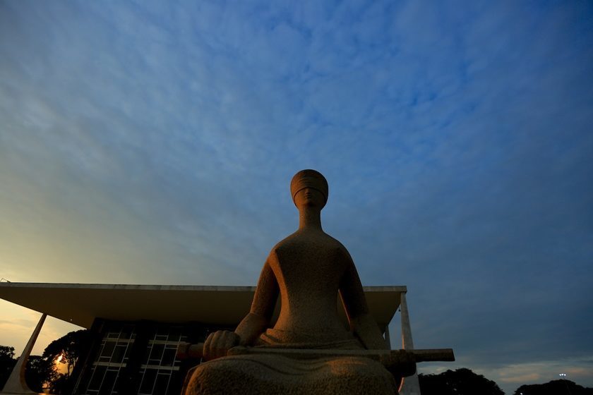 Brasília(DF), 07/12/2015 - Amanhecer no STF - estátua da Justiça. Foto: Rafaela Felicciano/Metrópoles