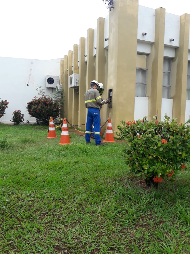 COELBA - CORTA LUZ DA PREFEITURA DE CARINHANHA (2)