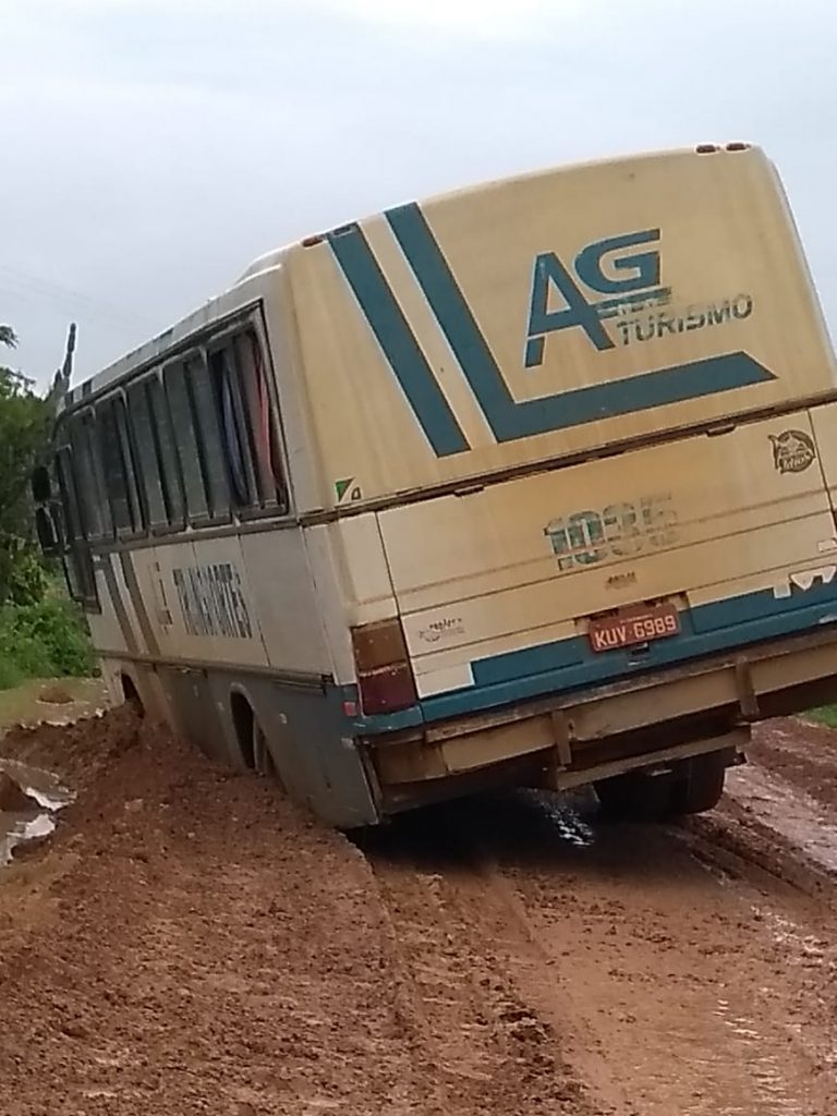 Onibus ficou atolado na estrada