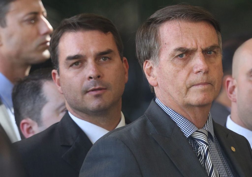 Estratégia usada por Flávio foi classificada por dois auxiliares de Bolsonaro como um tiro no pé