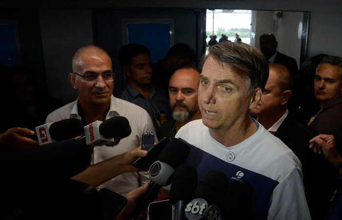 O presidente eleito Jair Bolsonaro fala à imprensa durante o evento Grand Slam de Jiu-Jitsu na Barra da Tijuca, no Rio de Janeiro.