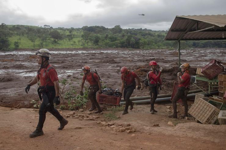A body is recovered by Minas Gerais firefighters from a small market at the mud-hit area a day after the collapse of a dam at an iron-ore mine belonging to Brazil's giant mining company Vale near the town of Brumadinho in the state of Minas Gerais in southeastern Brazil, on January 26, 2019. - Hopes were fading Saturday that rescuers would find more survivors from at least 300 missing after a dam collapse at a mine in southeastern Brazil, with nine bodies so far recovered. (Photo by Mauro Pimentel / AFP)