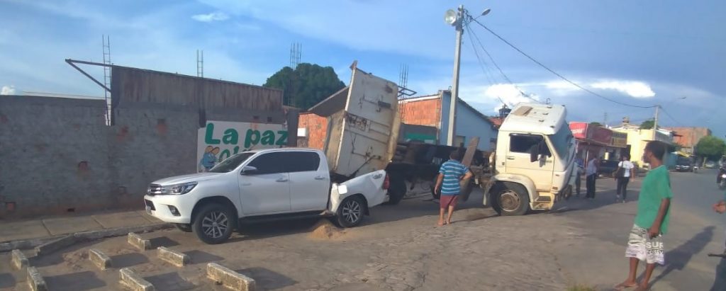 Caçamba cai em cima de Hillux em Bom Jesus da Lapa 01