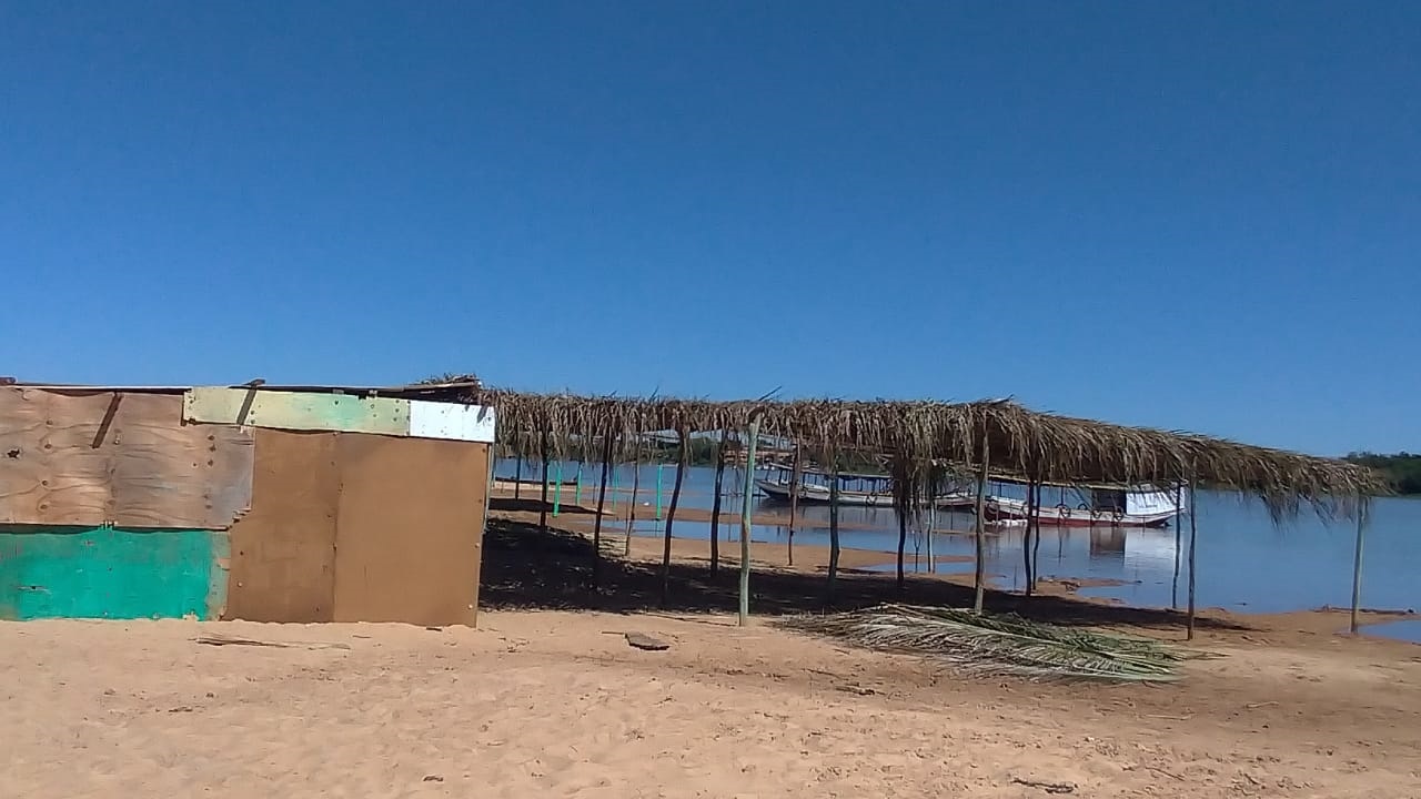 Barracas na Praia da Coroa em Bom Jesus da Lapa