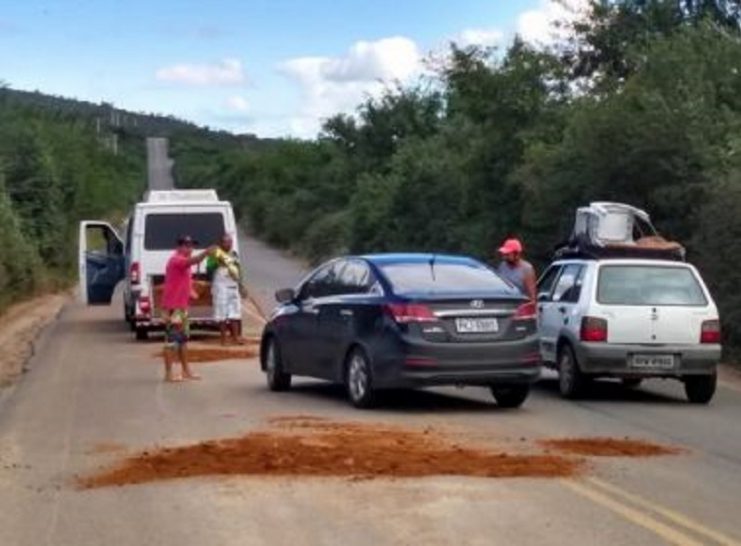 Santa-Inês-Motoristas-de-vans-fazem-‘operação-tapa-buracos’-em-trecho-da-BR-420-741x546