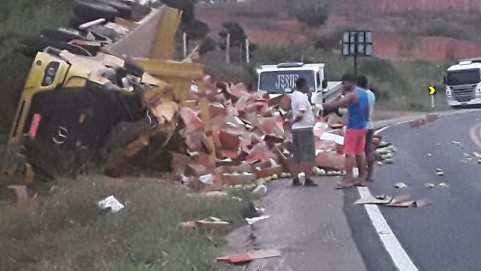 Acidente-com-caminhã-carregado-de-maracuja-br-030