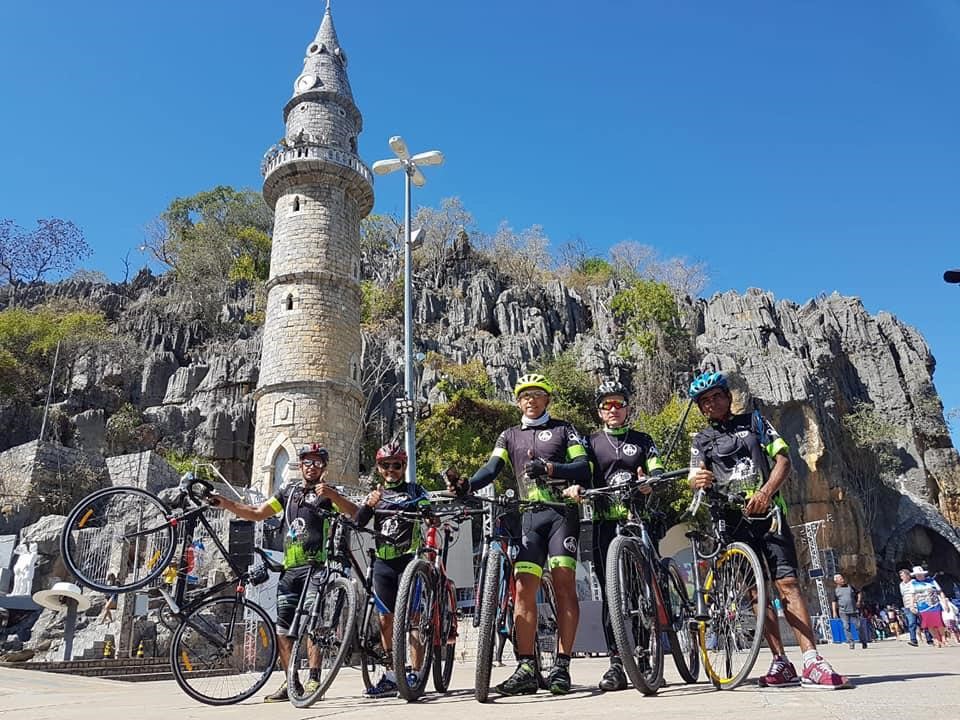 Ciclistas do Grupo Amigos da Bike de Carinhanha no Santuário do Bom Jesus da Lapa