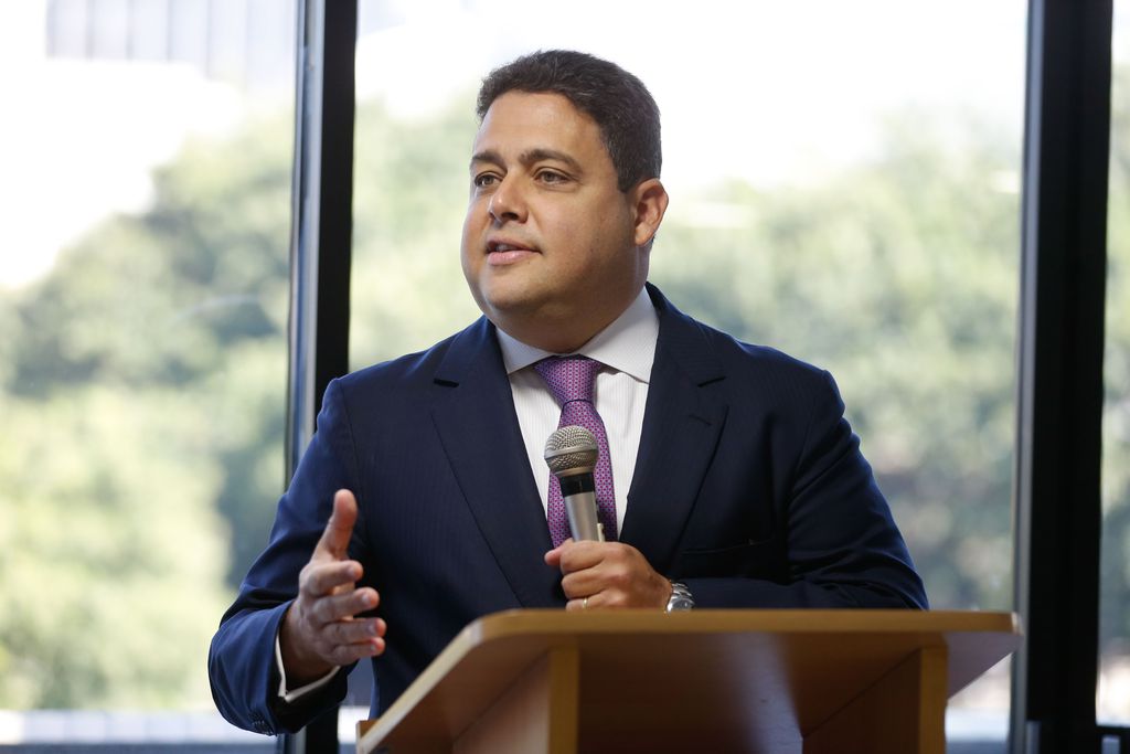 O presidente da OAB/RJ, Felipe Santa Cruz fala durante lançamento do livro Pressupostos materiais e formais da intervenção federal no Brasil, do ministro do STF, Ricardo Lewandowski, na OAB/RJ, no centro do Rio.