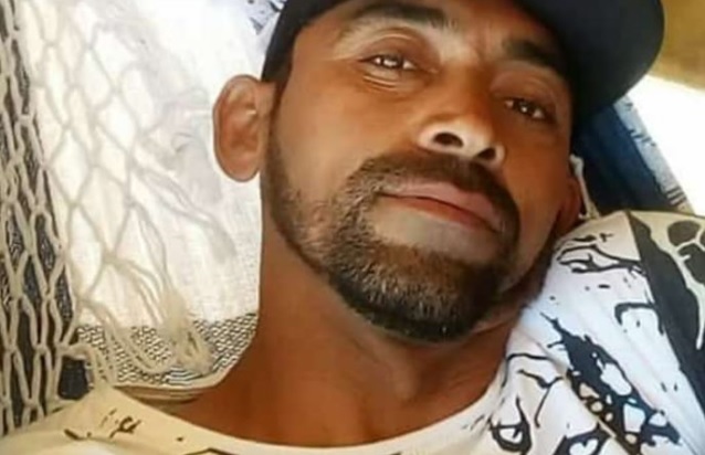 Jogador morre após passar mal durante partida de futebol ...