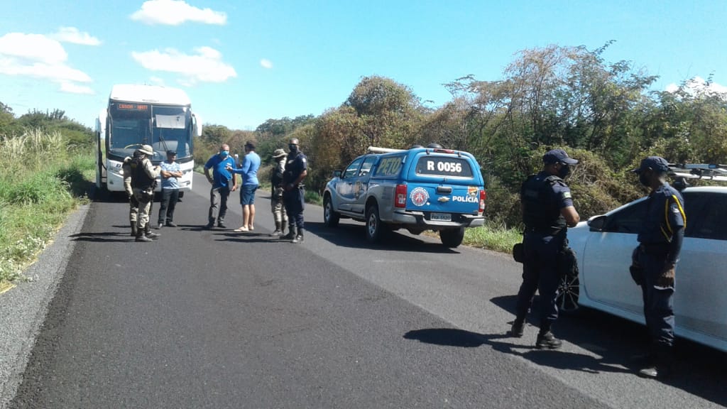 Ônibus com passageiros de Goiás que vinha para Bom Jesus da Lapa é ...