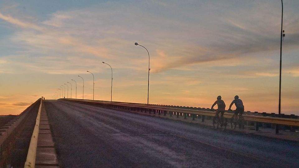 Ciclistas, fim de tarde ponte Gercino Coelho