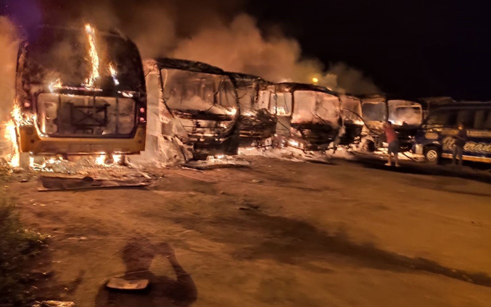 Barra do Choça/BA: Incêndio em pátio da prefeitura destrói 7 ônibus escolares