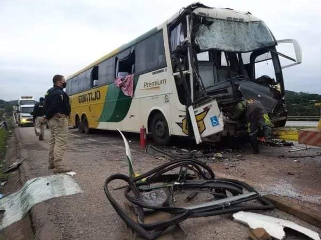 Ônibus que saiu de Bom Jesus da Lapa com destino a São Paulo se envolve em acidente e deixa 8 feridos na BR-040