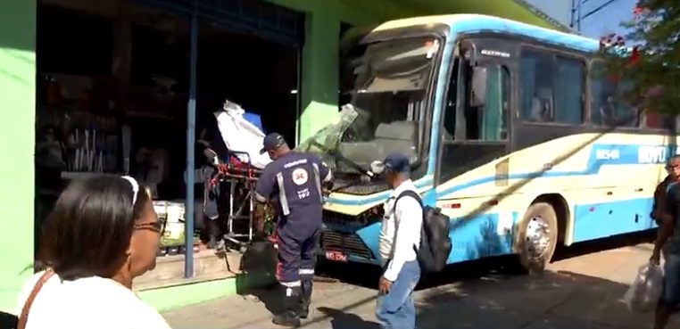 Ônibus da Novo Horizonte desce rua sozinho e atinge loja de produtos rurais na Bahia, idosa de 86 anos ficou ferida