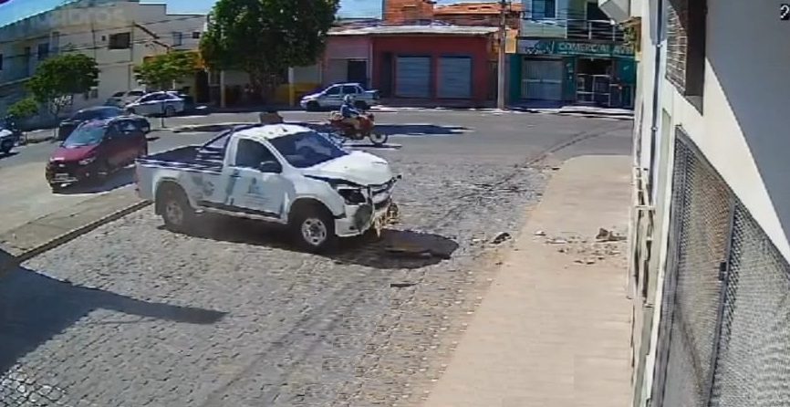 VÍDEO: motorista perde controle e invade padaria em SP ao