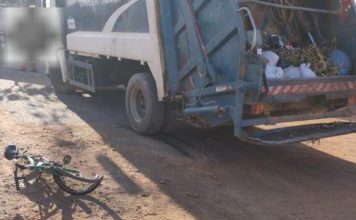 Criança de 8 anos fica ferida em acidente com caminhão de lixo em Guanambi