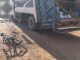 Criança de 8 anos fica ferida em acidente com caminhão de lixo em Guanambi