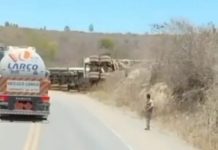 Carreta-tanque carregada com etanol e gasolina tomba na BR-242