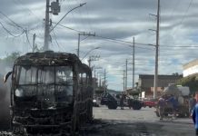 Ônibus da Novo Horizonte é destruído por incêndio em Ibotirama após pane elétrica