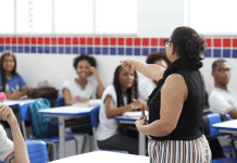 Bahia antecipa salário de novembro e primeira parcela do 13º para servidores da Educação