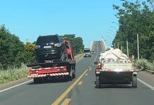 Ultrapassagem forcada por caminhao guincho coloca vidas em risco na rodovia de acesso à Ponte Gercino Coelho, em Bom Jesus da Lapa