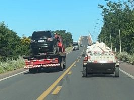 Ultrapassagem forcada por caminhao guincho coloca vidas em risco na rodovia de acesso à Ponte Gercino Coelho, em Bom Jesus da Lapa