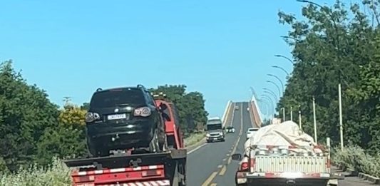 Ultrapassagem forcada por caminhao guincho coloca vidas em risco na rodovia de acesso à Ponte Gercino Coelho, em Bom Jesus da Lapa