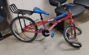 Motorista com sinais de embriaguez é contido por populares após atropelar criança em Guanambi