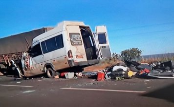 Cinco pessoas morrem e 11 ficam feridos em colisão entre van e caminhão na BR-020