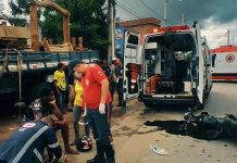 Colisão entre moto e carro deixa dois feridos na rotatória do Cristo, em Bom Jesus da Lapa