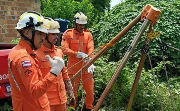 Cavalo é resgatado após cair em fossa na Agrovila 3, em Serra do Ramalho