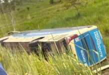 Ônibus da Novo Horizonte tomba na BA-670 e deixa quatro feridos