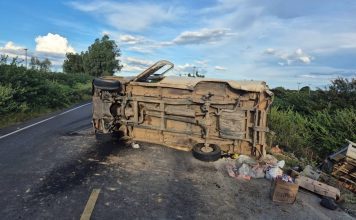 Acidente com veículo de transporte de passageiros na BA-161 deixa um morto e seis feridos
