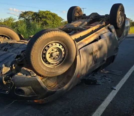 Viatura da Marinha tomba com moto aquática na BA-160 em Bom Jesus da Lapa
