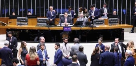 Câmara aprova PEC que reduz jornada para 40h e acaba com escala 6×1; veja o que muda