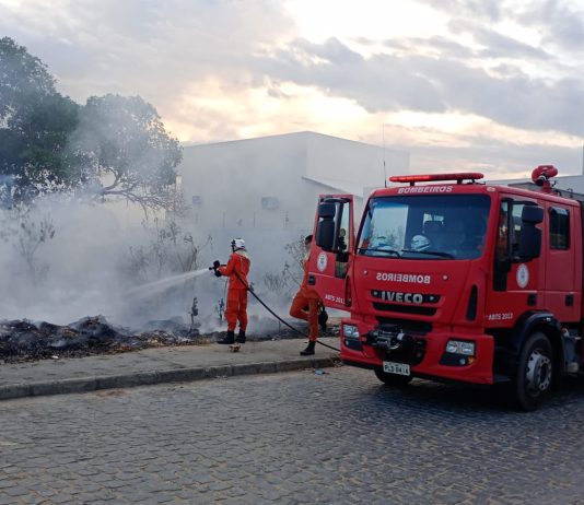 Crianças soltando bombinhas provocam incêndio em terreno baldio em Bom Jesus da Lapa