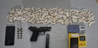 Operação policial termina com apreensão de arma, munições e centenas de papelotes de cocaína em Barra