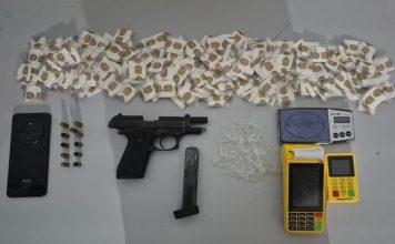 Operação policial termina com apreensão de arma, munições e centenas de papelotes de cocaína em Barra