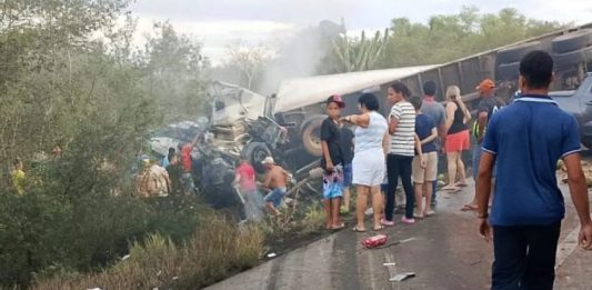 Colisão entre van e caminhão deixa 15 mortos na BR-116, no interior da Bahia