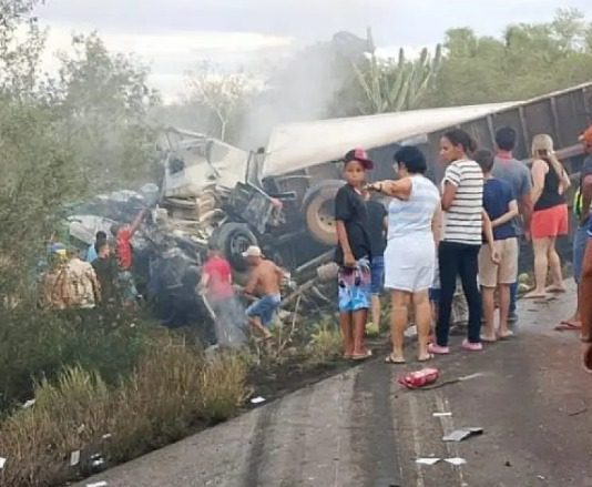 Colisão entre van e caminhão deixa 15 mortos na BR-116, no interior da Bahia