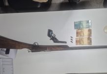Denúncia de mulher pedindo socorro por violência doméstica leva à prisão de homem e apreensão de armas em Paratinga